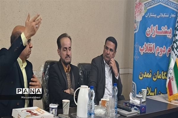 نشست مدیر سازمان دانش‌آموزی خوزستان با مربیان پیشکسوت