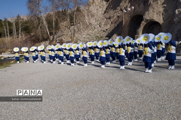 اجرای سرود همگانی «یا مهدی» اعضای سازمان دانش‌آموزی در طاق بستان کرمانشاه