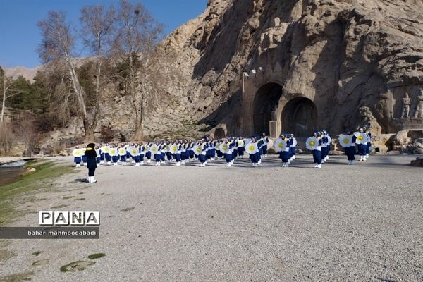 اجرای سرود همگانی «یا مهدی» اعضای سازمان دانش‌آموزی در طاق بستان کرمانشاه