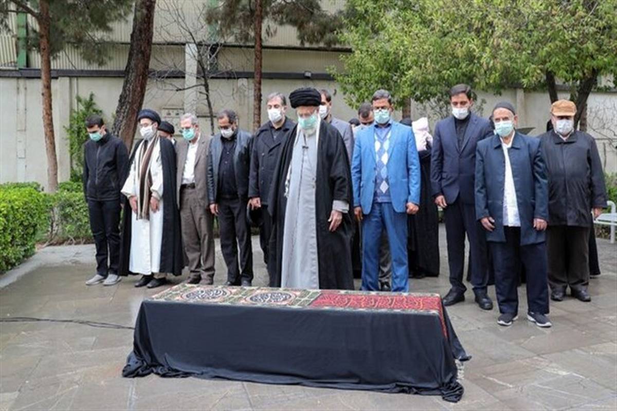 اقامه نماز رهبر انقلاب بر پیکر مرحوم حسن غفوری‌فرد