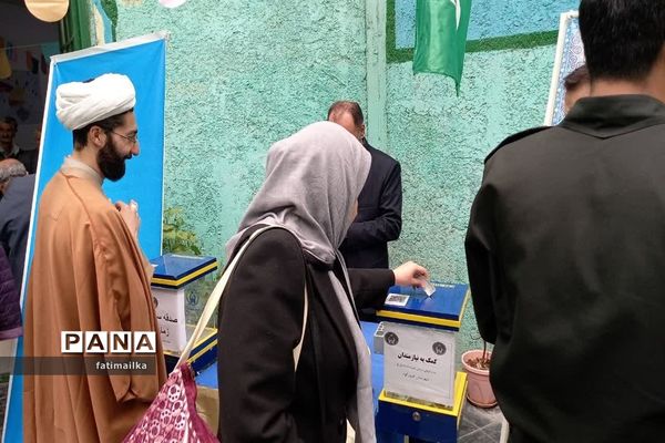 جشن نیکوکاری و تقدیر از دو پدر شهید به مناسبت روز شهدا در نماز جمعه فیروزکوه