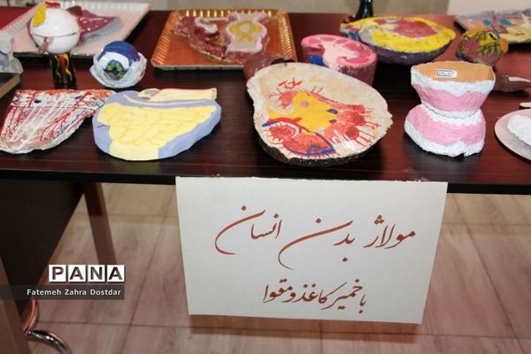 نمایشگاه دست سازه‌ها و تجلیل از برترین‌های دبیرستان دخترانه شاهد سمنان