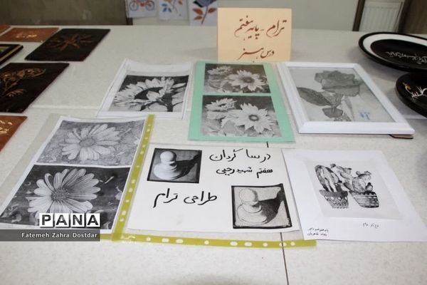 نمایشگاه دست سازه‌ها و تجلیل از برترین‌های دبیرستان دخترانه شاهد سمنان