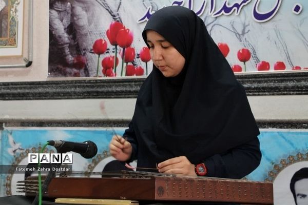 نمایشگاه دست سازه‌ها و تجلیل از برترین‌های دبیرستان دخترانه شاهد سمنان