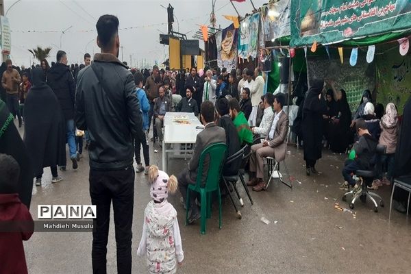 راهپیمایی مردم قم در هوای بارانی مسجد جمکران