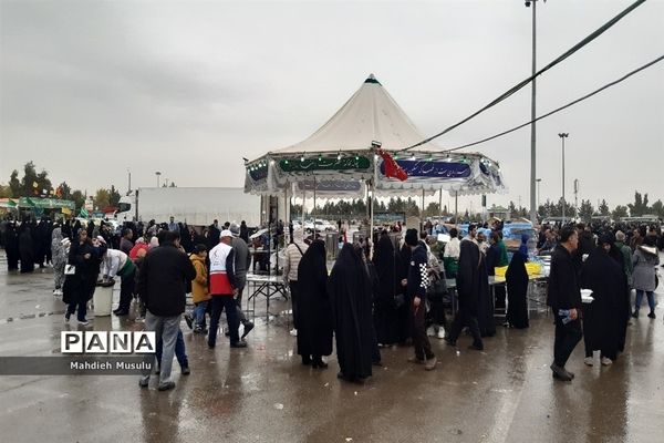 راهپیمایی مردم قم در هوای بارانی مسجد جمکران