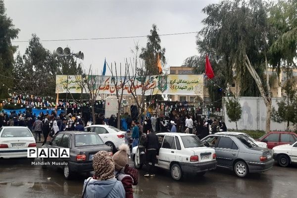 راهپیمایی مردم قم در هوای بارانی مسجد جمکران