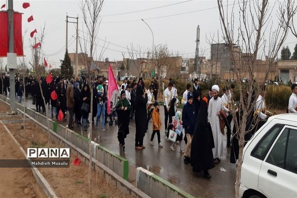 راهپیمایی مردم قم در هوای بارانی مسجد جمکران