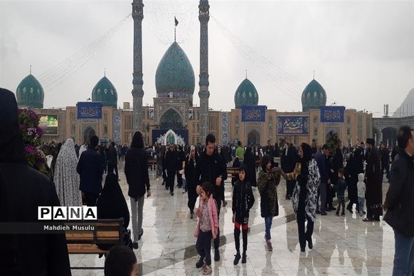 راهپیمایی مردم قم در هوای بارانی مسجد جمکران