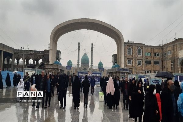 راهپیمایی مردم قم در هوای بارانی مسجد جمکران