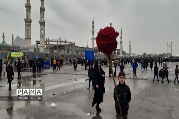 راهپیمایی مردم قم در هوای بارانی مسجد جمکران