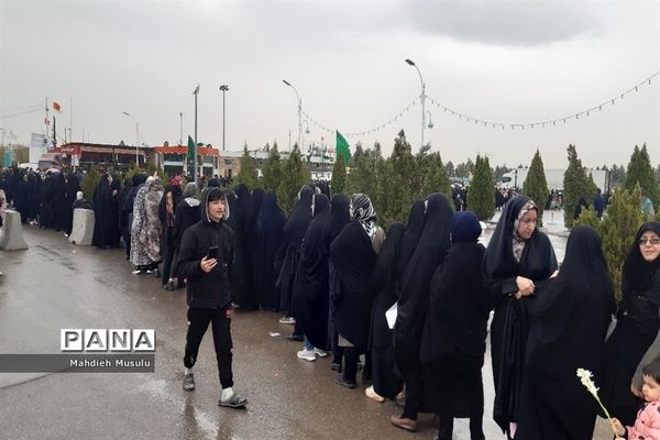 راهپیمایی مردم قم در هوای بارانی مسجد جمکران