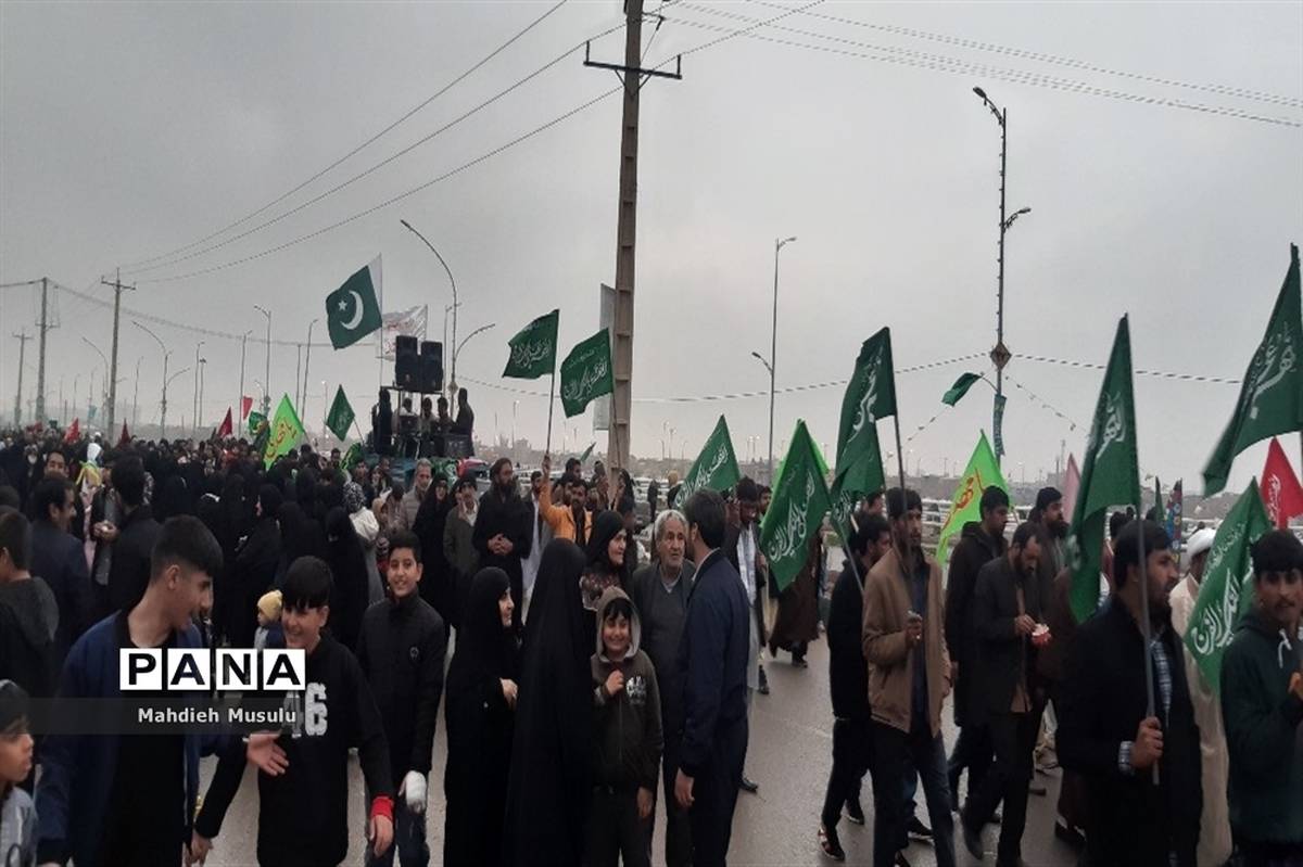 راهپیمایی مردم قم در هوای بارانی مسجد جمکران