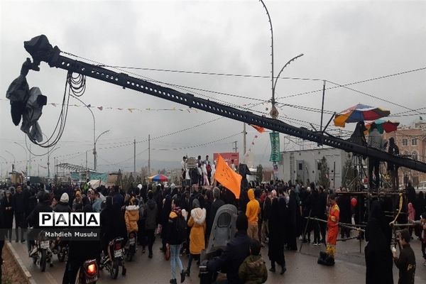 راهپیمایی مردم قم در هوای بارانی مسجد جمکران