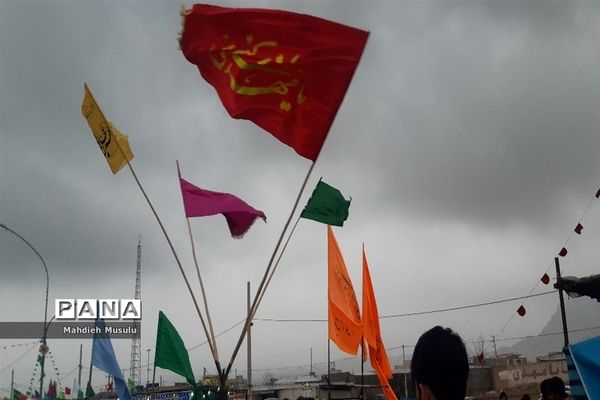 راهپیمایی مردم قم در هوای بارانی مسجد جمکران