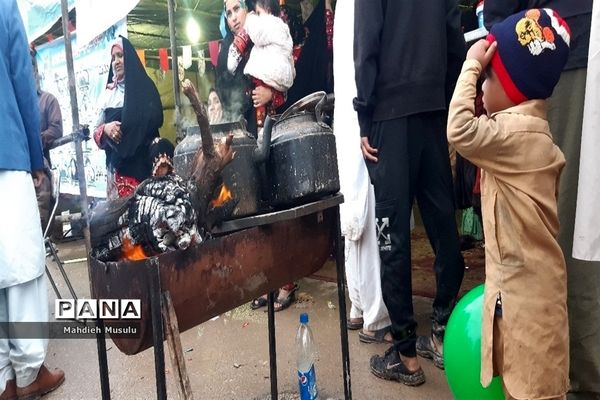 راهپیمایی مردم قم در هوای بارانی مسجد جمکران