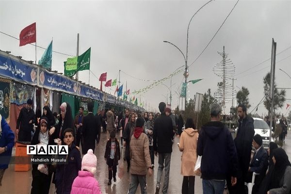 راهپیمایی مردم قم در هوای بارانی مسجد جمکران