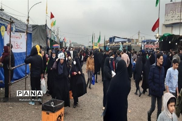 راهپیمایی مردم قم در هوای بارانی مسجد جمکران