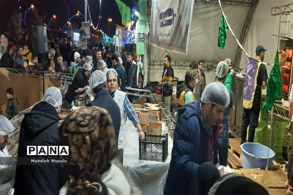 راهپیمایی مردم قم در هوای بارانی مسجد جمکران