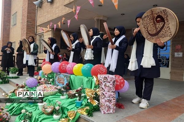 تجلیل از برگزیدگان علمی  مدرسه حضرت زینب(س) در شهرستان‌قرچک