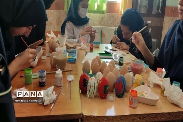 رنگ‌آمیزی وسائل سفره هفت‌سین درآموزشگاه فرزانگان 2 اسلامشهر