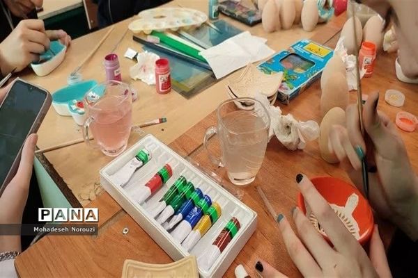 رنگ‌آمیزی وسائل سفره هفت‌سین درآموزشگاه فرزانگان 2 اسلامشهر