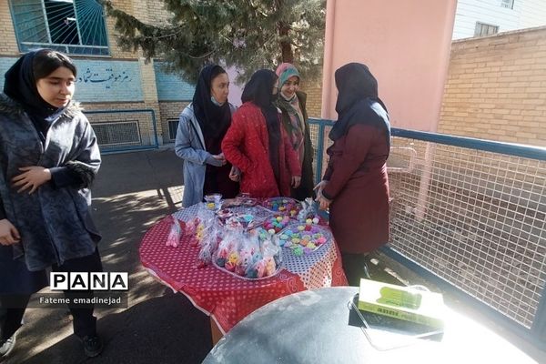 برپایی بازاچه جشنواره خوارزمی در دبیرستان آزاده رودهن