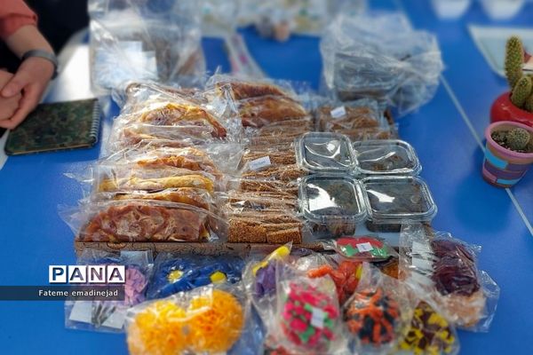 برپایی بازاچه جشنواره خوارزمی در دبیرستان آزاده رودهن