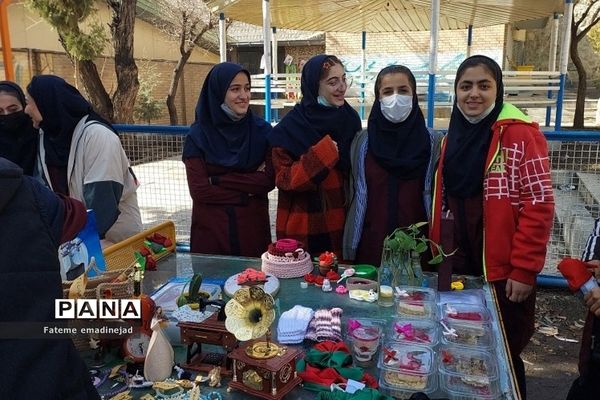 برپایی بازاچه جشنواره خوارزمی در دبیرستان آزاده رودهن