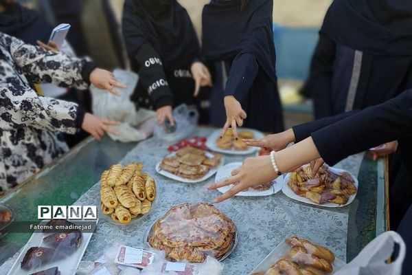 برپایی بازاچه جشنواره خوارزمی در دبیرستان آزاده رودهن