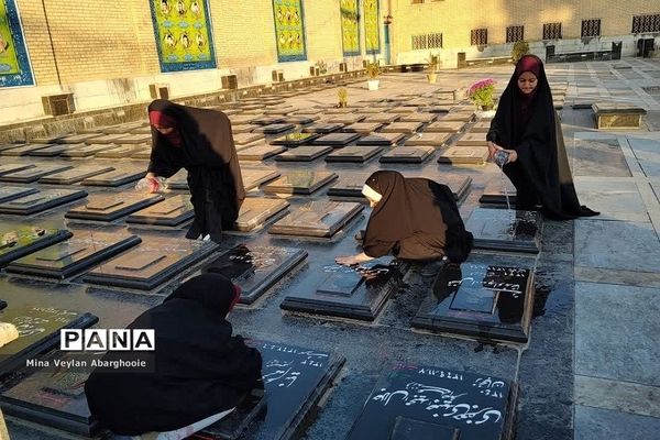 دیدار دختران گروه سرود ساکنان آسمان با خانواده شهدای شهرستان پیشوا