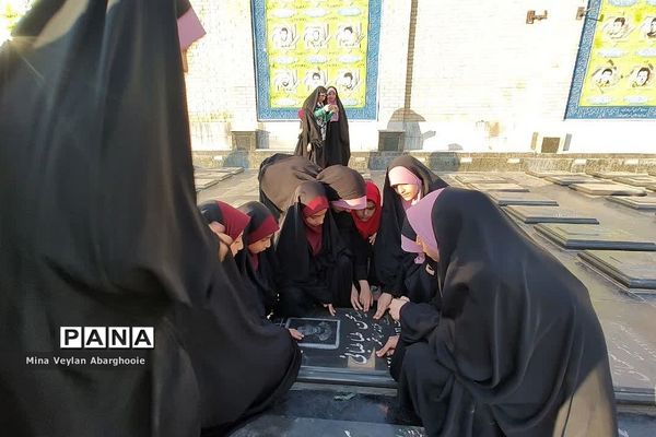 دیدار دختران گروه سرود ساکنان آسمان با خانواده شهدای شهرستان پیشوا