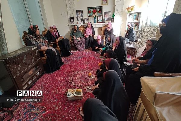 دیدار دختران گروه سرود ساکنان آسمان با خانواده شهدای شهرستان پیشوا