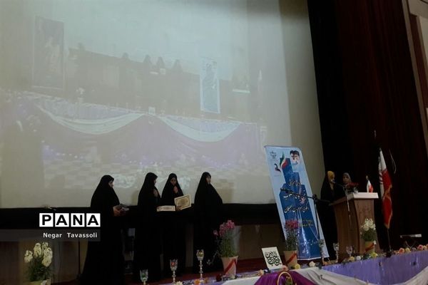 تقدیر و تجلیل از خانواده‌های شهدای دانش‌آموز با حضور معاون وزیر در شیراز
