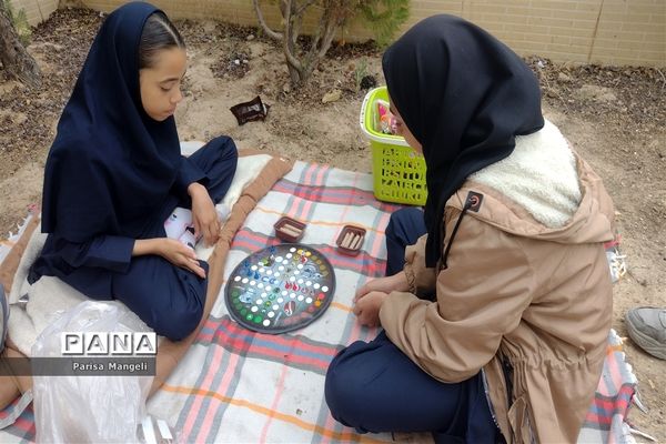 برگزاری اردوی درون مدرسه ای و ایجاد روزی با نشاط در دبیرستان متوسطه اول توحید خاتم