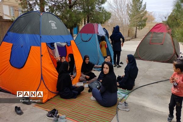 برگزاری اردوی درون مدرسه ای و ایجاد روزی با نشاط در دبیرستان متوسطه اول توحید خاتم