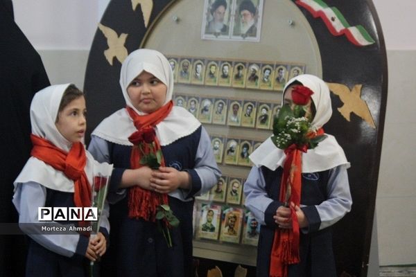 تجلیل از خانواده شهدا در دبستان شاهد لاله‌ها ناحیه یک شهرری