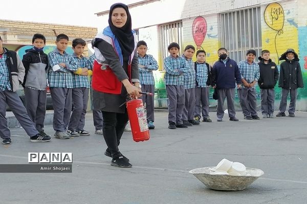 مانور آتش‌سوزی درمدارس شهرستان پیشوا