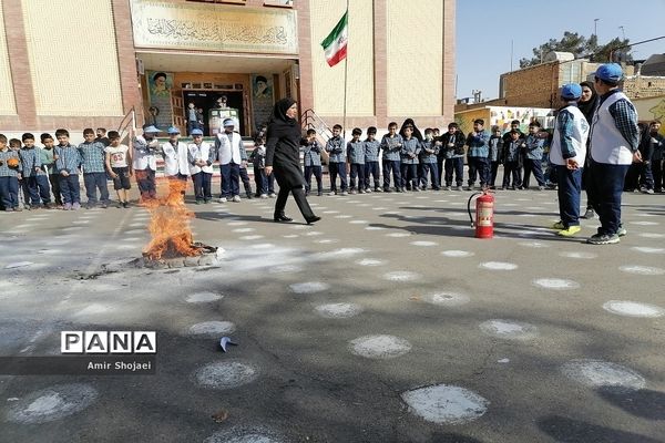 مانور آتش‌سوزی درمدارس شهرستان پیشوا