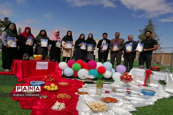 تقدیر از همکاران دبستان شهید منتظرقائم در آستانه سال نو