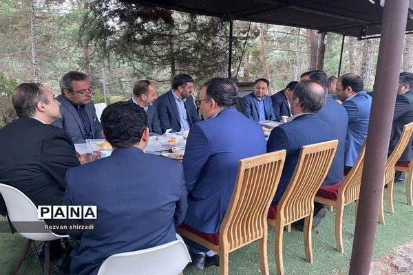 ششمین جلسه هم‌اندیشی  معاونان آموزش متوسطه مناطق شهر تهران به میزبانی منطقه۴