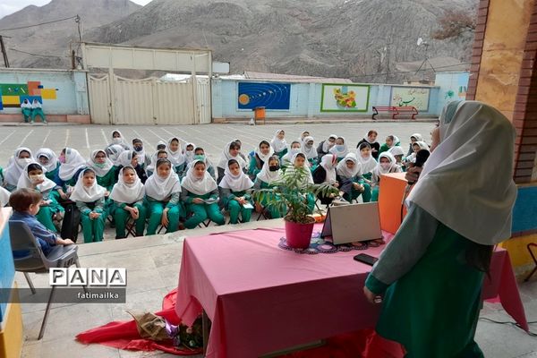 برگزاری جشن نیکوکاری و سال نو در مدرسه پروین اعتصامی شهرستان فیروزکوه