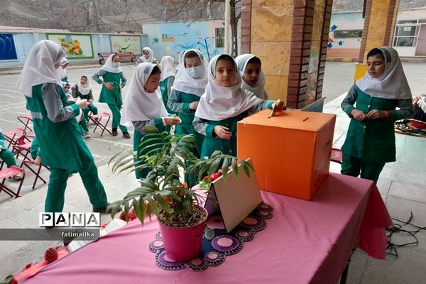 برگزاری جشن نیکوکاری و سال نو در مدرسه پروین اعتصامی شهرستان فیروزکوه