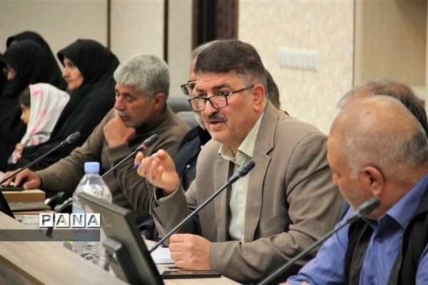 نشست مشترک فرماندار ابرکوه با جمعی از فعالان فرهنگی و گروه‌های مردمی