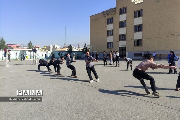 یک روز شاد همراه با معلمان و دانش‌آموزان دبیرستان دارالفنون