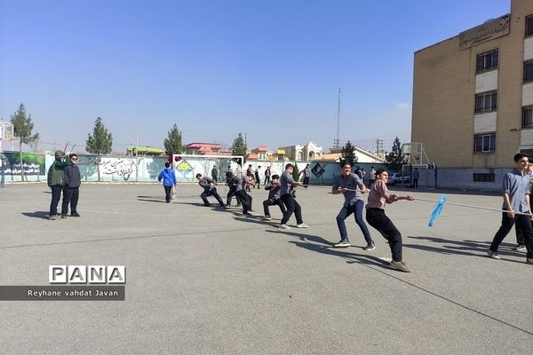 یک روز شاد همراه با معلمان و دانش‌آموزان دبیرستان دارالفنون