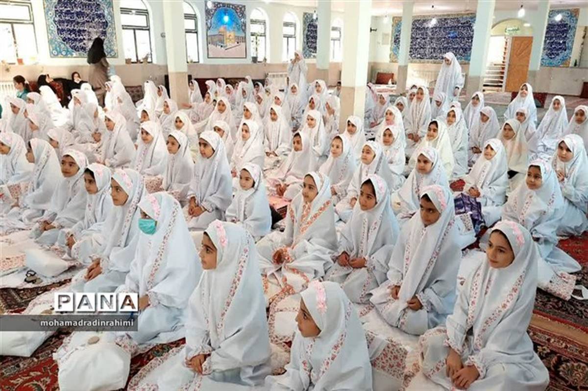 جشن تکلیف و عبادت بیش از ۲۰۰ دانش‌آموز دختردر فیروزکوه برگزار شد