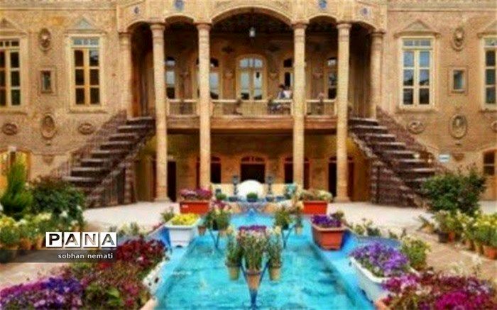معماری خانه داروغه ترکیبی از سبک ایرانی و روسی است