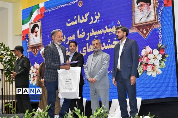 تجلیل از بخشداران سابق، دهیاران و شوراهای اسلامی بخش مرکزی بهاباد
