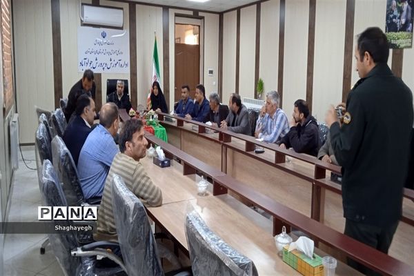 جلسه‌ای با سرایداران مدارس منطقه جوادآباد در اداره آموزش و پرورش جوادآباد